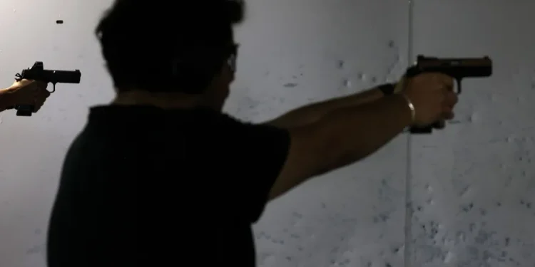 Deputados de oposição pedem suspensão de decreto com restrições às armas assinado por Lula