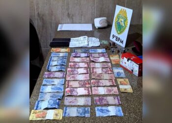 Mochila com droga e dinheiro é apreendida pela PM durante abordagem de rotina em Pontal do Paraná