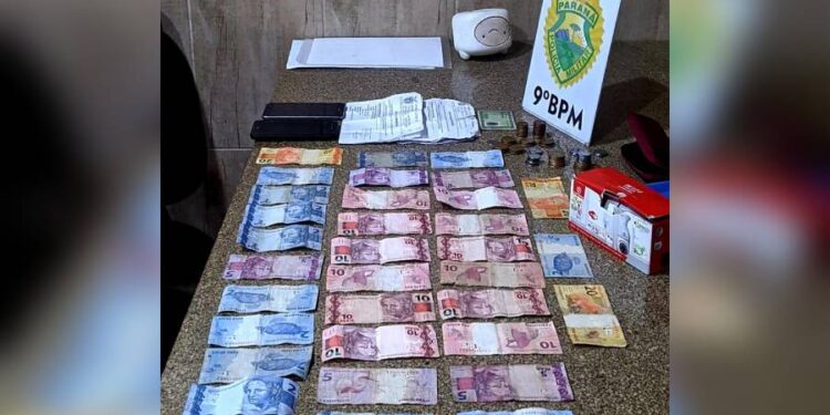 Mochila com droga e dinheiro é apreendida pela PM durante abordagem de rotina em Pontal do Paraná