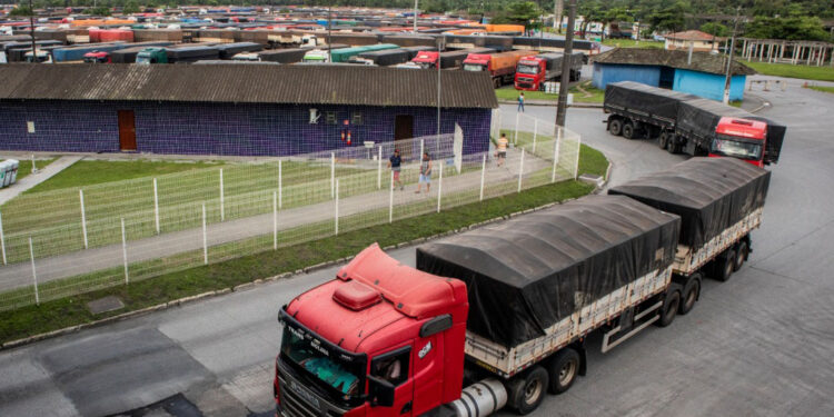 Fluxo intenso: Porto de Paranaguá recebe 2.456 caminhões em um único dia.