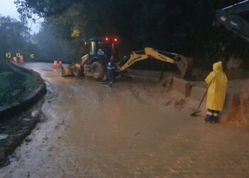 Estrada da Graciosa é bloqueada após deslizamento de terra no km 11