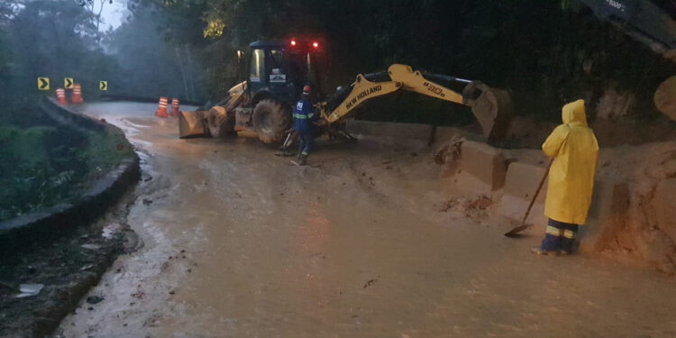 Estrada da Graciosa é bloqueada após deslizamento de terra no km 11