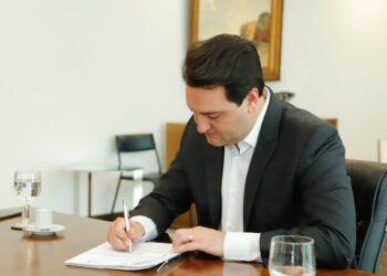 Governador Ratinho Junior assina decreto com novos valores e Piso Regional ultrapassa R$ 2 mil