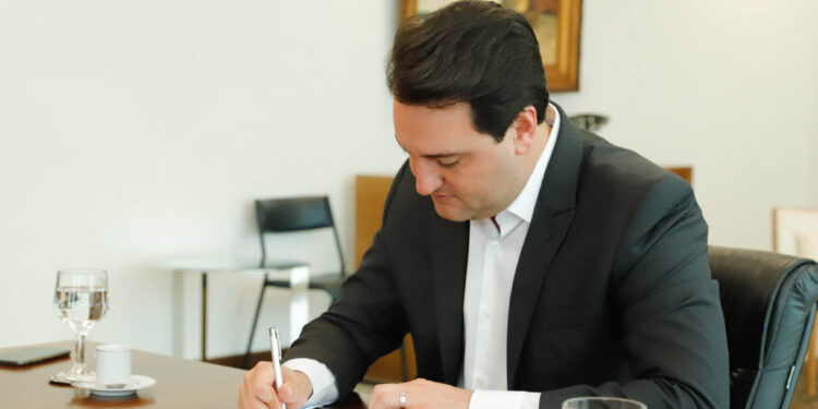 Governador Ratinho Junior assina decreto com novos valores e Piso Regional ultrapassa R$ 2 mil