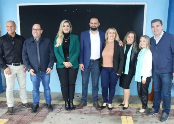 Estado entrega de laboratório didático móvel em Paranaguá e anuncia abertura de licitação para construção de colégio em Guaratuba