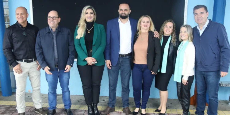 Estado entrega de laboratório didático móvel em Paranaguá e anuncia abertura de licitação para construção de colégio em Guaratuba