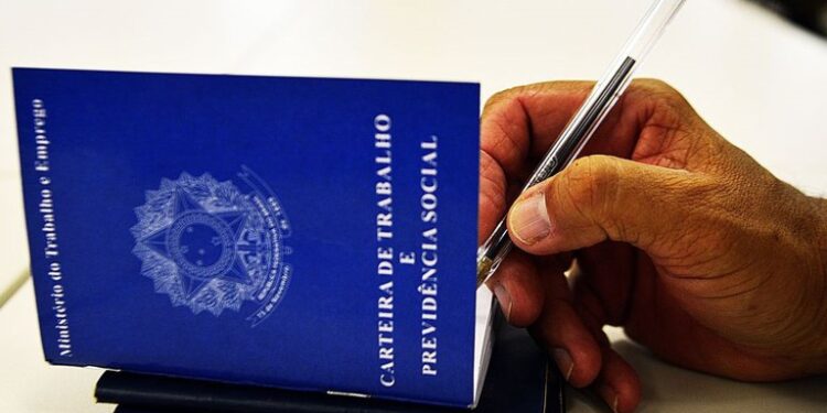 Taxa de desemprego no país cai para 8%, menor índice desde 2014