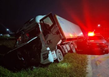 Motorista de caminhão que dirigia embriagado bate em carros e derruba poste em Paranaguá