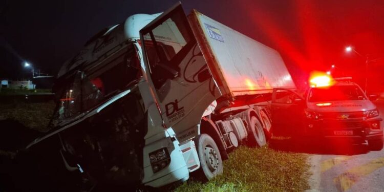 Motorista de caminhão que dirigia embriagado bate em carros e derruba poste em Paranaguá