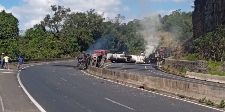 Tragédia na estrada: Explosão de caminhão causa interdição na BR-153
