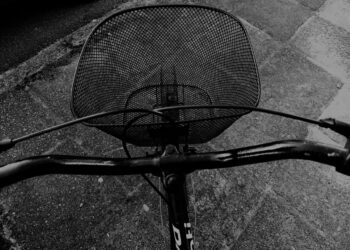 Suspeito furta bicicleta na frente de uma farmácia no Parque São João