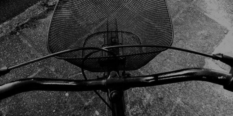 Suspeito furta bicicleta na frente de uma farmácia no Parque São João