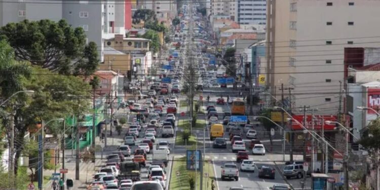 Licenciamento de veículos começa a ser cobrado no Paraná