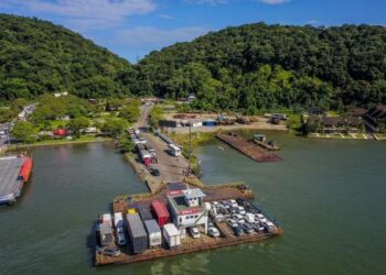 Funcionários do ferry-boat de Guaratuba encerraram greve, mas motorista enfrentaram filas imensas na travessia