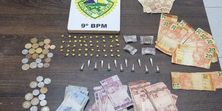 Suspeito de envolvimento com o tráfico de drogas é encontrado embaixo de uma lona em Matinhos