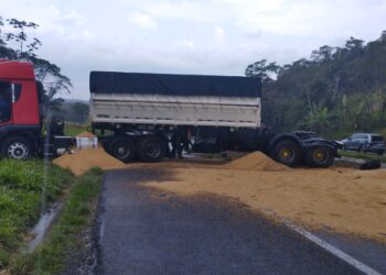Acidente envolvendo oito veículos provoca longas filas na BR-277.