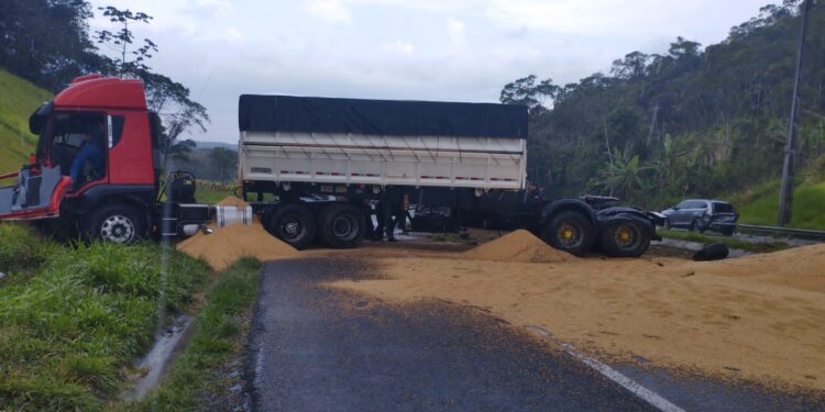 Acidente envolvendo oito veículos provoca longas filas na BR-277.
