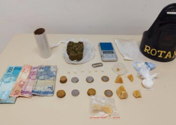 Uma denúncia anônima levou os militares até o local onde as porções de cocaína, buchas de maconha e pedras de crack foram apreendidas