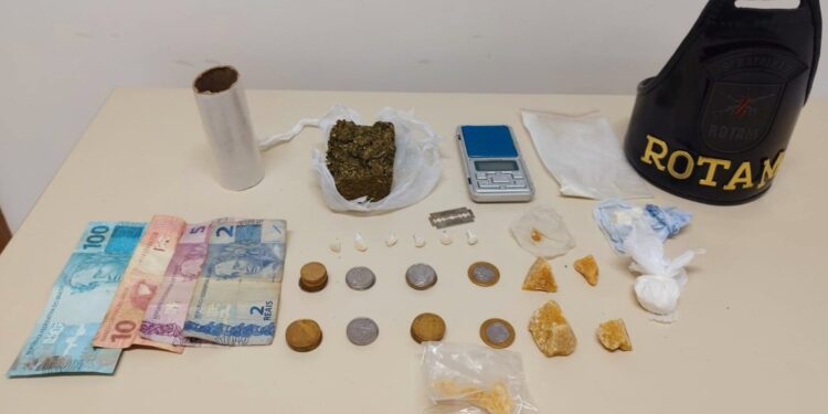 Uma denúncia anônima levou os militares até o local onde as porções de cocaína, buchas de maconha e pedras de crack foram apreendidas