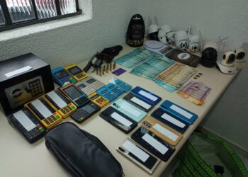 OPERAÇÃO ALBATROZ: PM aprende revólver, munições, celulares, dinheiro e máquinas de cartões durante cumprimento de mandado judicial .