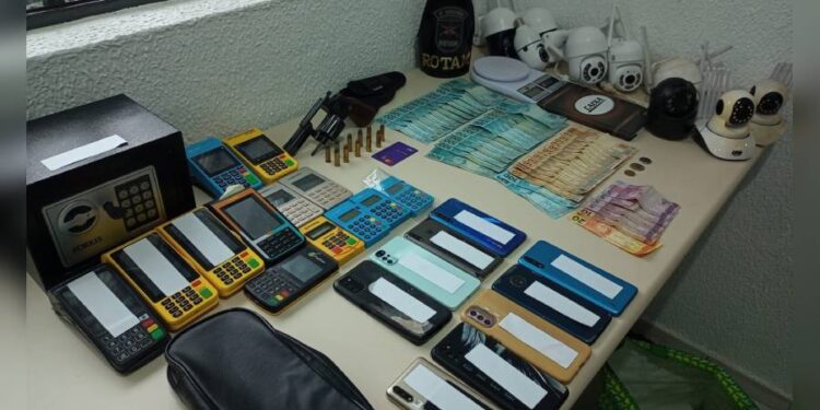 OPERAÇÃO ALBATROZ: PM aprende revólver, munições, celulares, dinheiro e máquinas de cartões durante cumprimento de mandado judicial .