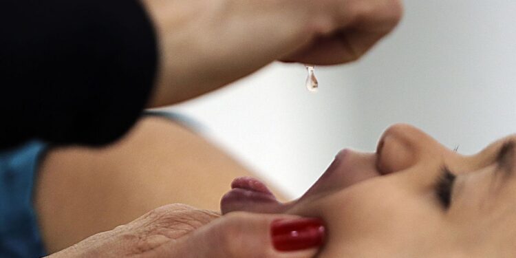 Substituição da gotinha na prevenção à pólio aumentará proteção