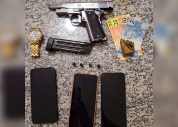 Adolescente abordada pela PM escondia pistola no bolso do moletom .