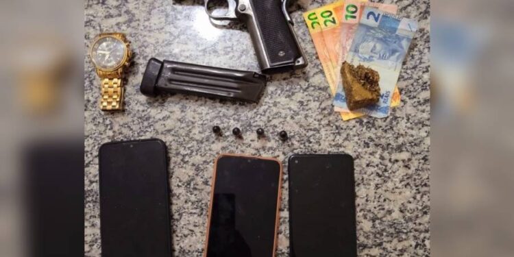 Adolescente abordada pela PM escondia pistola no bolso do moletom .
