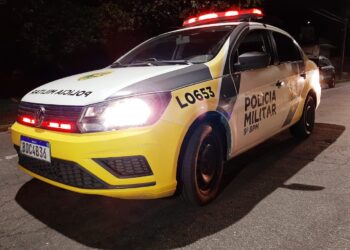 Dupla em motocicleta assalta mulher no Jardim Santos Dumont em Paranaguá.