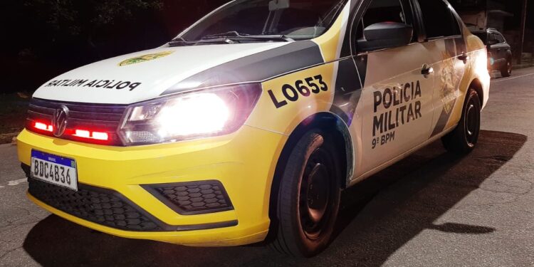 Dupla em motocicleta assalta mulher no Jardim Santos Dumont em Paranaguá.