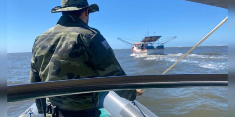 Rede de pesca montada em local proibido é apreendida pela Polícia Ambiental no litoral do estado .