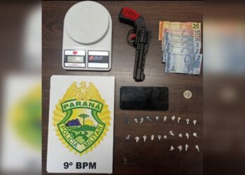 Detido por populares e preso por policiais militares, com Thiago Henrique Bueno dos Santos foram encontradas pedras de crack, dinheiro, balança de precisão e um simulacro de revólver