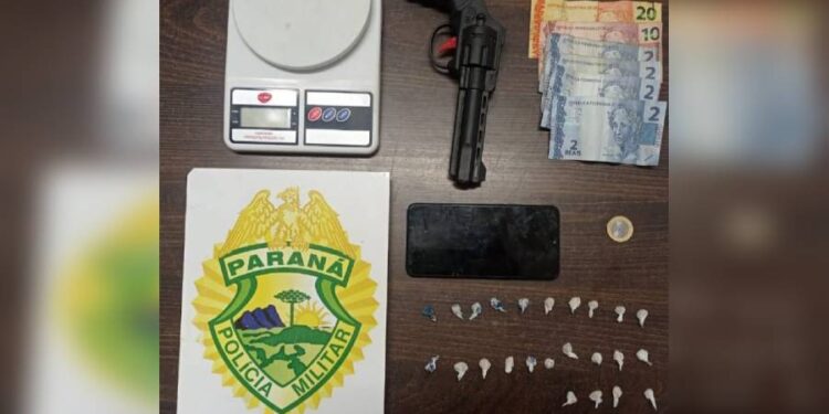 Detido por populares e preso por policiais militares, com Thiago Henrique Bueno dos Santos foram encontradas pedras de crack, dinheiro, balança de precisão e um simulacro de revólver