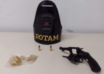 ROTAM apreende revólver e pedras de crack no Jardim Eldorado em Paranaguá; um rapaz foi preso