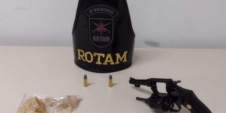 ROTAM apreende revólver e pedras de crack no Jardim Eldorado em Paranaguá; um rapaz foi preso