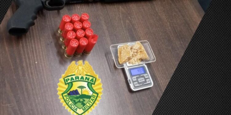 PM encontra espingarda calibre 12 dentro de um táxi em Matinhos