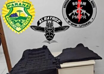 Rapaz usando colete balístico é preso pela ROTAM no quintal de uma casa em Paranaguá