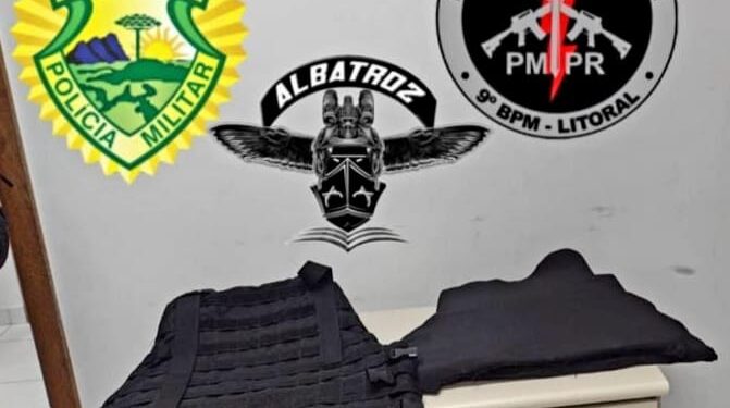 Rapaz usando colete balístico é preso pela ROTAM no quintal de uma casa em Paranaguá