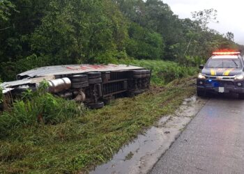 Caminhão baú tomba na lateral da BR-277 em Paranaguá