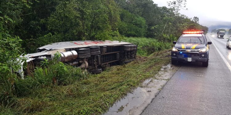 Caminhão baú tomba na lateral da BR-277 em Paranaguá