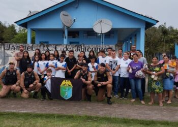 Polícia Militar entrega presentes para crianças em comunidades insulares do litoral do estado