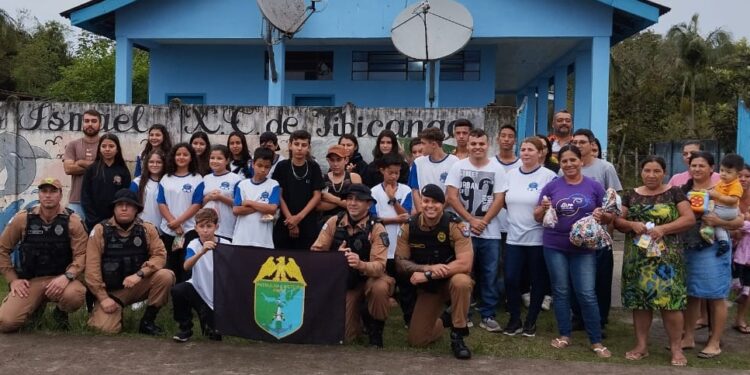Polícia Militar entrega presentes para crianças em comunidades insulares do litoral do estado