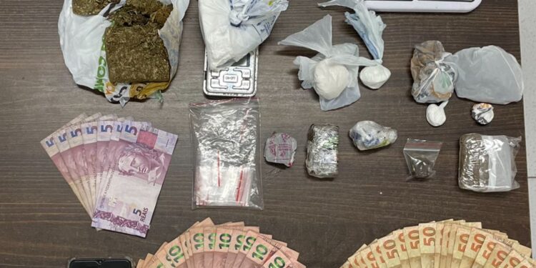 PM apreende mais de um quilo de drogas em Matinhos