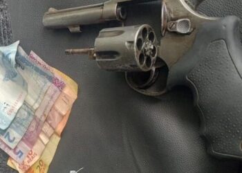 PM apreende arma de fogo, pedras de crack e dinheiro na Vila Padre Jackson em Paranaguá