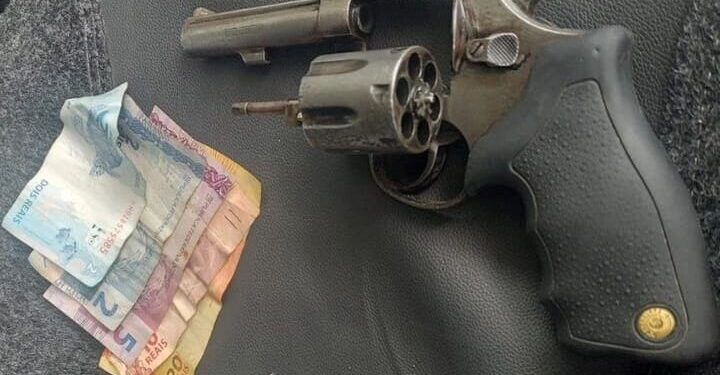PM apreende arma de fogo, pedras de crack e dinheiro na Vila Padre Jackson em Paranaguá