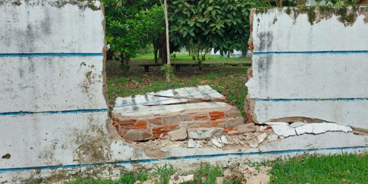 Trio que invadiu casa e ponto comercial em Antonina e manteve família refém é preso pela PM; um adolescente foi apreendido