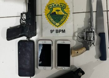 Revólver, simulacro de pistola, faca e celulares são apreendidos pela PM na região central de Antonina