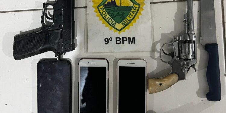 Revólver, simulacro de pistola, faca e celulares são apreendidos pela PM na região central de Antonina