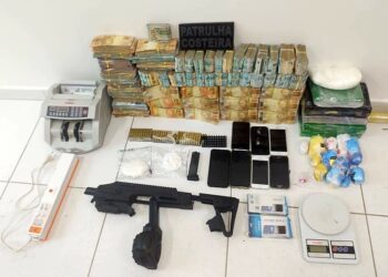 PM apreende mais de 710 mil reais em dinheiro, mais de 7 mil dólares e seis quilos de cocaína em Paranaguá