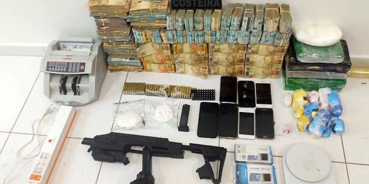 PM apreende mais de 710 mil reais em dinheiro, mais de 7 mil dólares e seis quilos de cocaína em Paranaguá
